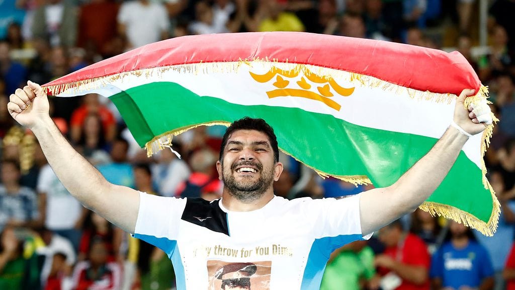 Dilshod Nazarov narahti uusintatesteissä.