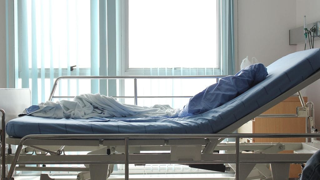 Amy Queen jakoi kuvan tyhjästä sairaalasängystä Love What Matters -Facebook-sivustolla.