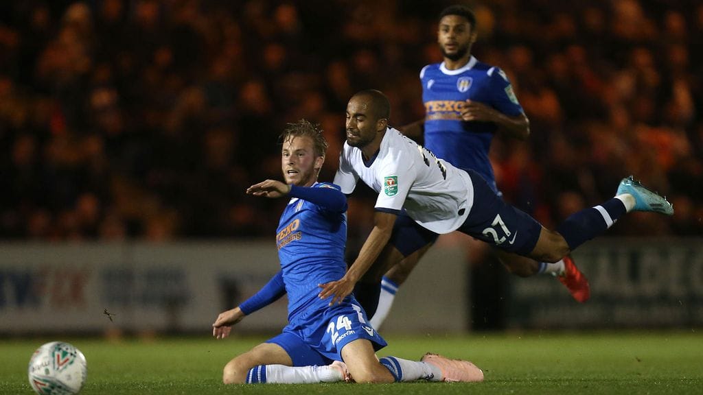 Colchesterin Ben Stevenson voitti Tottenhamiin Lucas Mouran kaksintaistelussa.