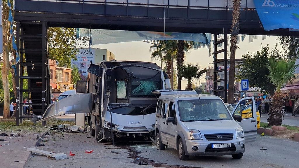 Tienvarsipommi kohdistui linja-autoon, joka kuljetti poliiseja keskustassa sijaitsevassa Yüregirin kaupunginosassa, kertoo turkkilainen sanomalehti Hürriyet.