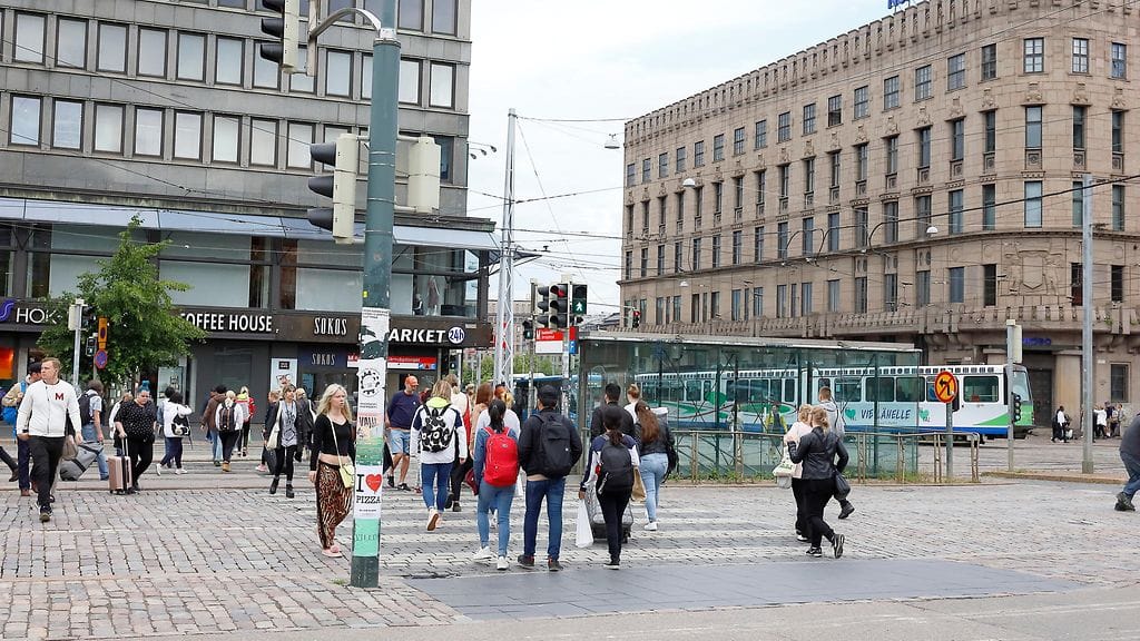 Helsingin väkiluvun ennustetaan kasvaavan yhtä nopeaan tahtiin kuin aiemminkin. Kuvituskuvaa pääkaupungista, Mannerheimintieltä.