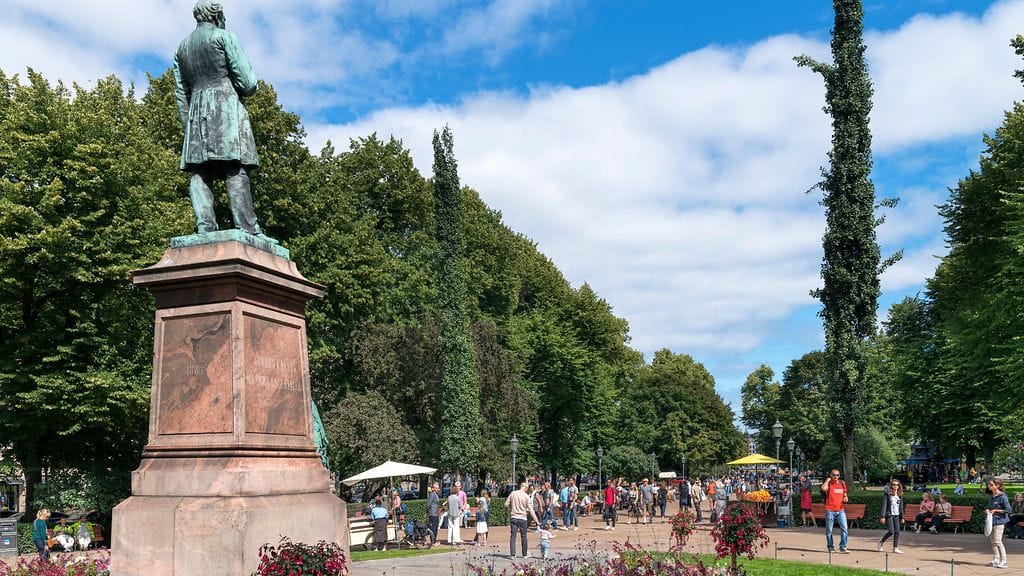 Helsinki esplanadin puisto ihmisiä AOP