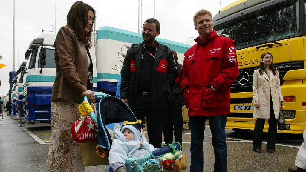 Noriko, Max ja Mika Salo viettivät aikaa varikolla Imolan GP:n yhteydessä vuonna 2002.