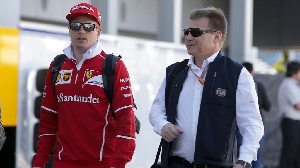 Mika Salo ja Kimi Räikkönen hengailivat yhdessä varikolla Sotshissa vuonna 2017.