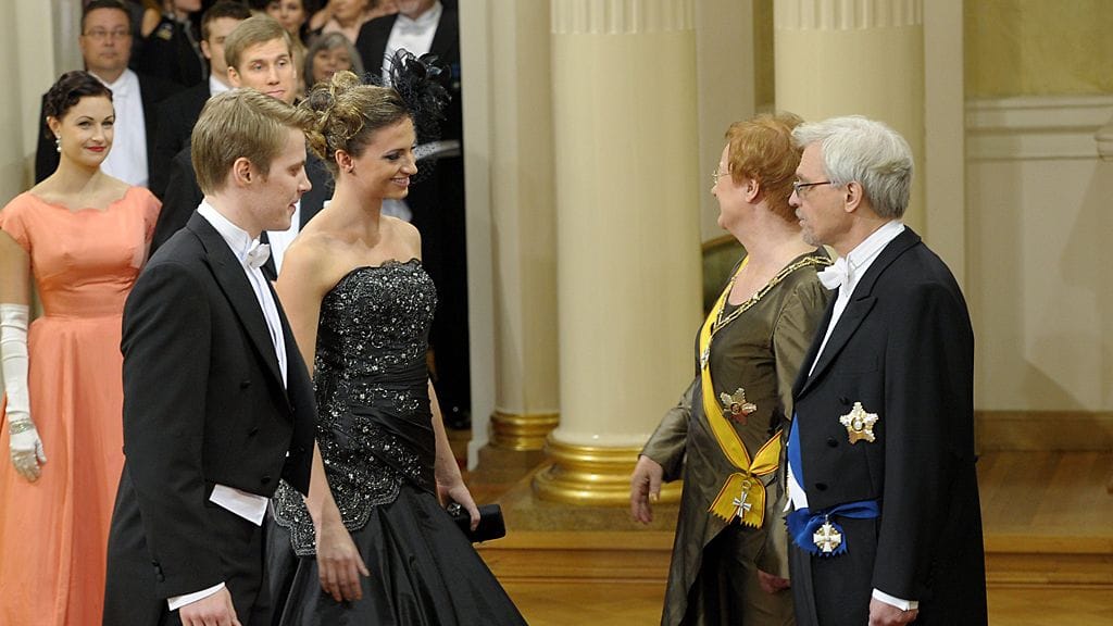 Anssi Salmela huomasi erheensä vasta puolisonsa käteltyä Pentti Arajärven.