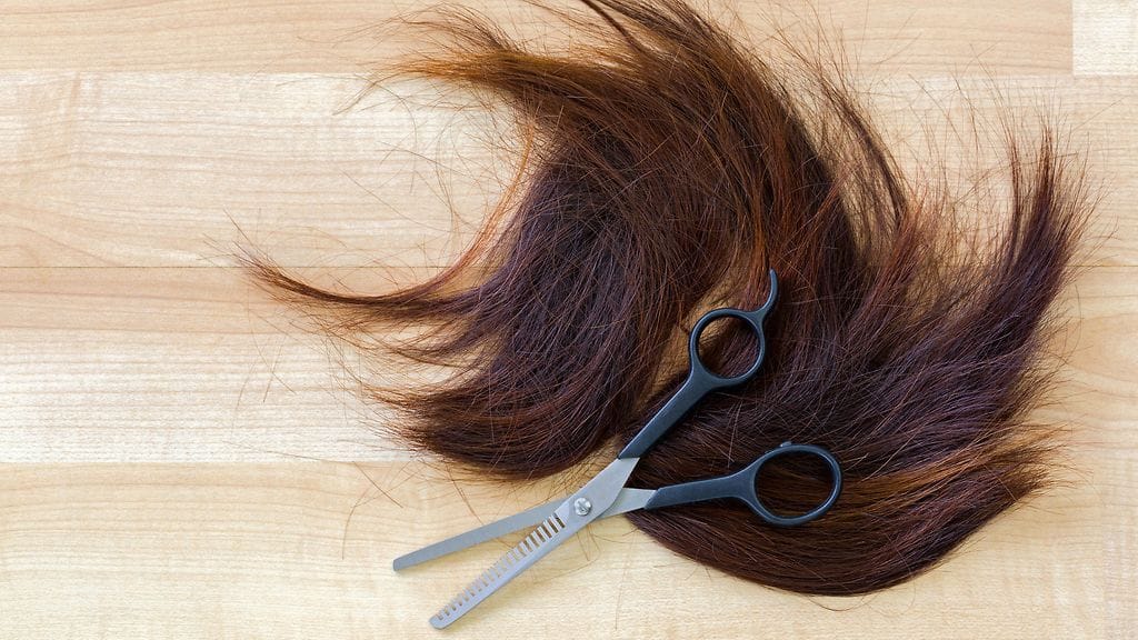 Yhdysvaltalaisäiti väittää, että opettaja leikkasi hänen hiuksistaan kunnon tupon. Kuvituskuva.