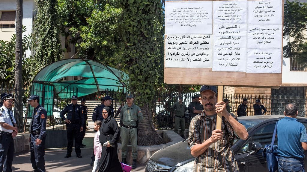 Myös miehet ovat osallistuneet protesteihin.