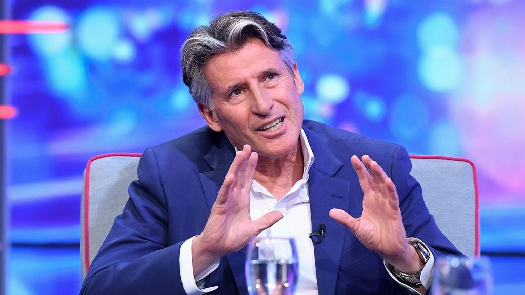 Sebastian Coe puolustaa Christan Colemania.