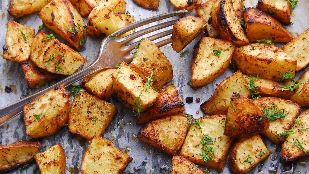 Testaa kreikkalaisia paistettuja perunoita.