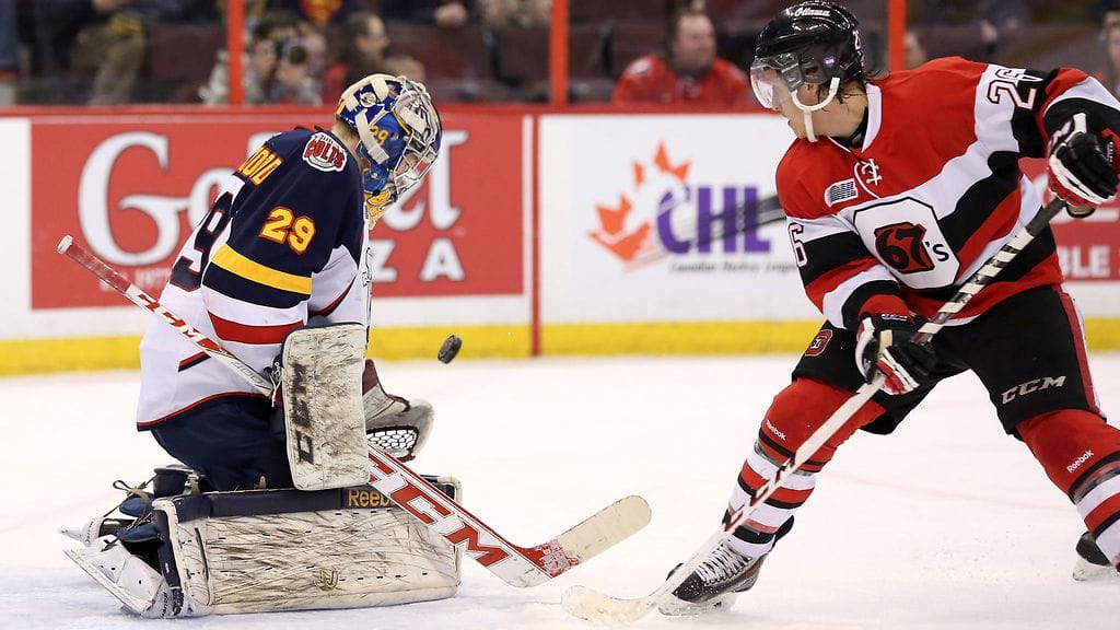 Barrien maalivahti Mackenzie Blackwood torjuu Ottawa 67's:n Dante Salituron laukausta.