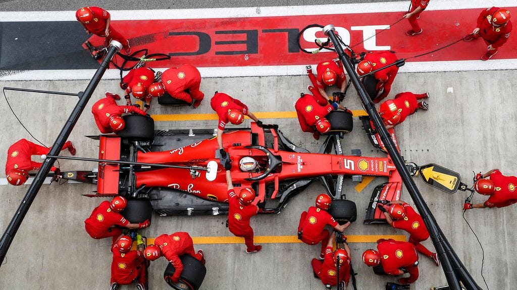 Ferrarin Sebastian Vettel varikkokäynnillä Venäjän F1-harjoituksissa perjantaina.