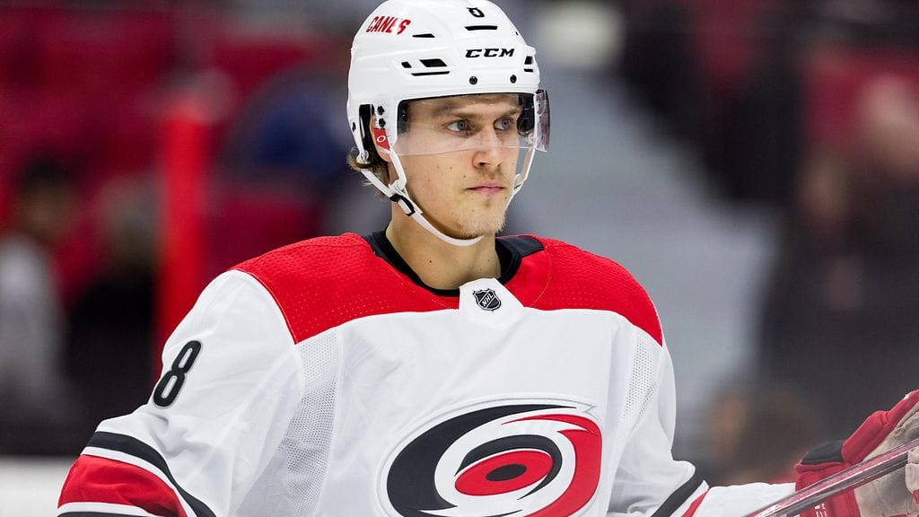 Carolinaa aiemmin edustanut Saku Mäenalanen pelaa ensimmäisen ottelunsa Jokereiden paidassa.