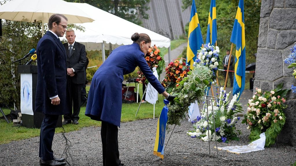 Kruununprinsessa Victoria ja prinssi Daniel laskivat seppeleen Estonia-muistomerkille Tukholmassa lauantaina.