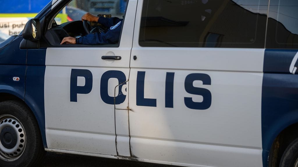 Poliisin mukaan henkilöauton kuljettaja on toimitettu sairaalaan tarkistettavaksi.