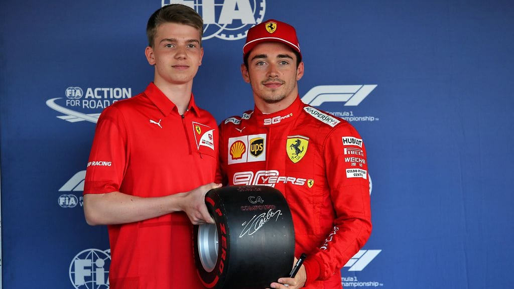 Charles Leclerc (oikealla) pokkasi Pirellin aika-ajopalkinnon lauantaina Venäjän Sotshin radalla.