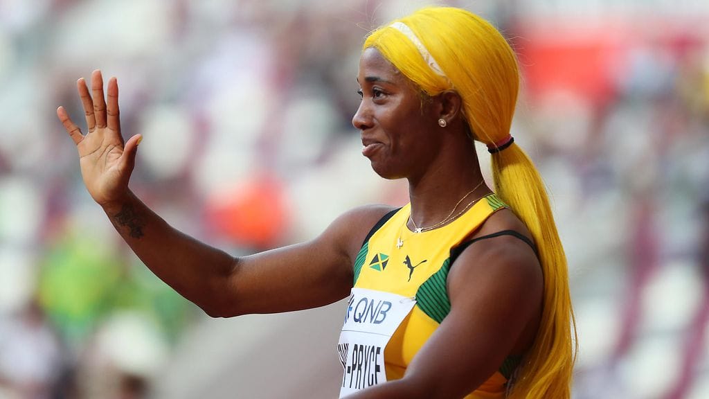 Shelly-Ann Fraser-Pryce hurmasi värikkäässä tukassaan Dohassa lauantaina.
