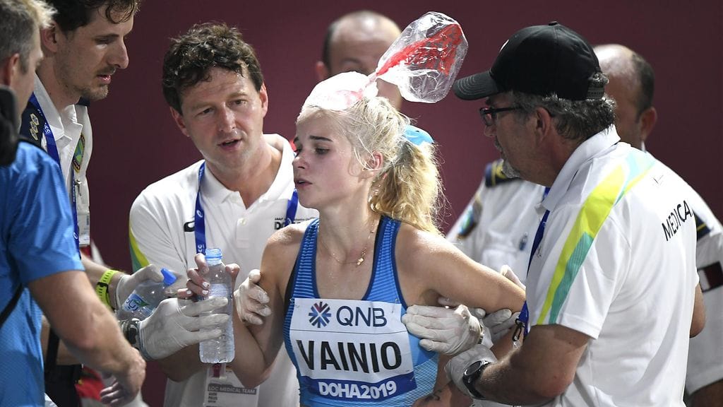 Dohan maratonilla keskeytysten suma, urheilijat aivan lopussa – urheilutoimittaja povaa illan kävelystä vielä rajumpaa