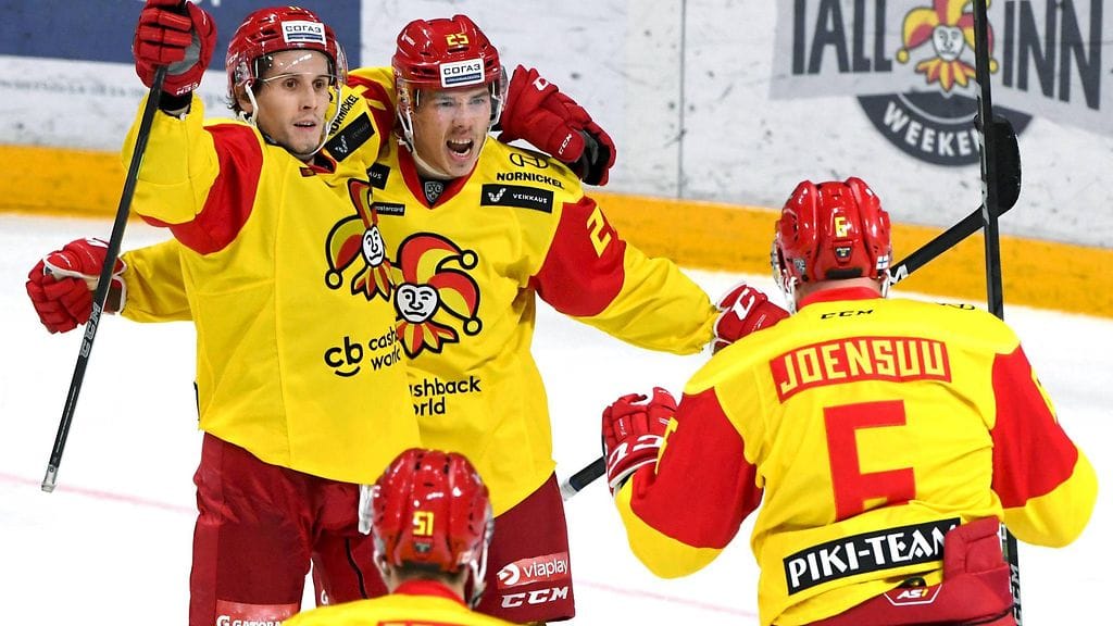 Jokerien Steve Moses, Henrik Haapala ja maalintekijä Jesse Joensuu tuulettavat 3-1-maalia.
