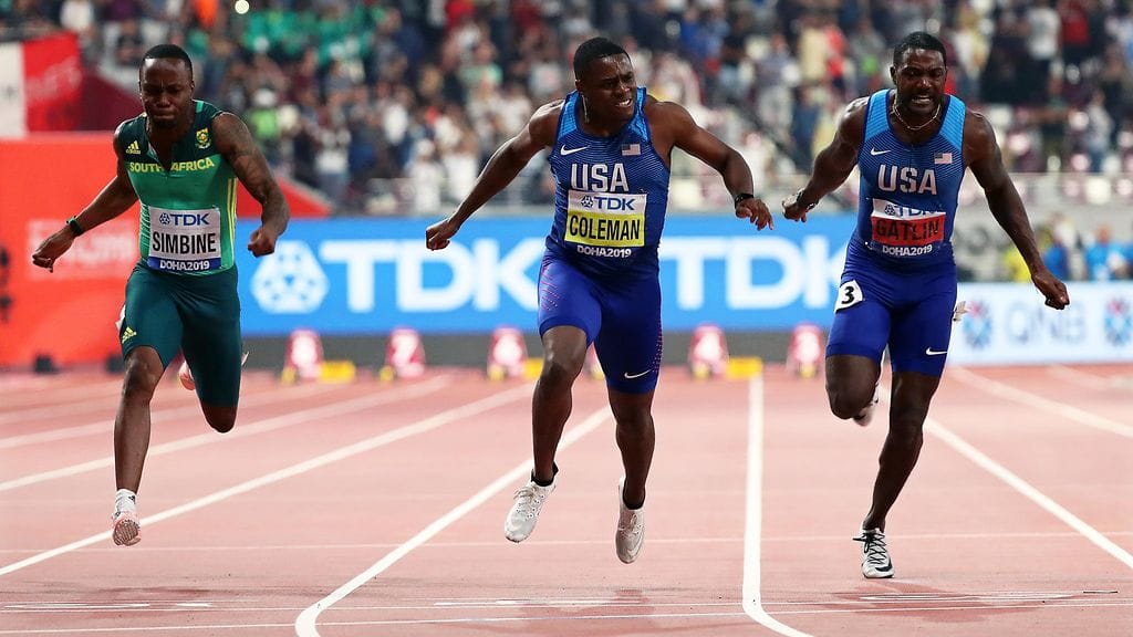 Christian Coleman (kesk.) kukisti Justin Gatlinin (oik.) MM-finaalissa.