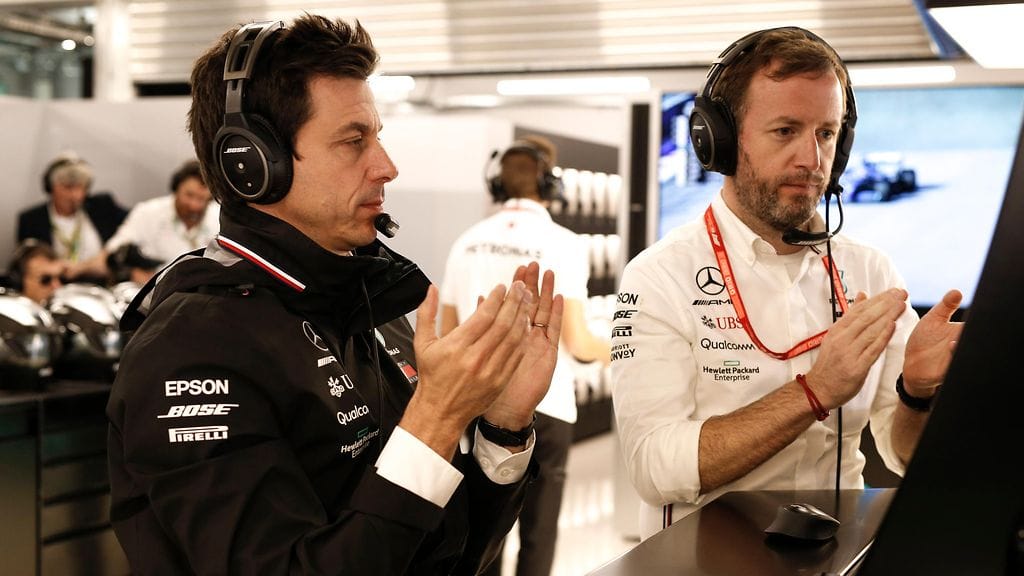 Toto Wolff (vas.) seurasi aika-ajoa Mersun pilttuussa.