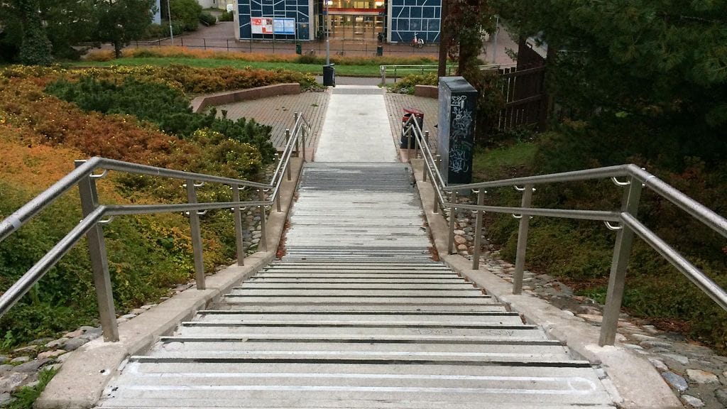 Rautalanka oli pingotettu portaikkoon, joka johtaa Mellunmäen metroasemalle Helsingissä. Kuva: Patrick Wikblad.