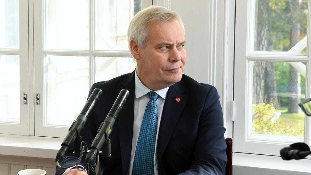 Pääministeri Antti Rinne valmistautumassa Yle Radio Suomen Pääministerin haastattelutunnin suoraan lähetykseen.
