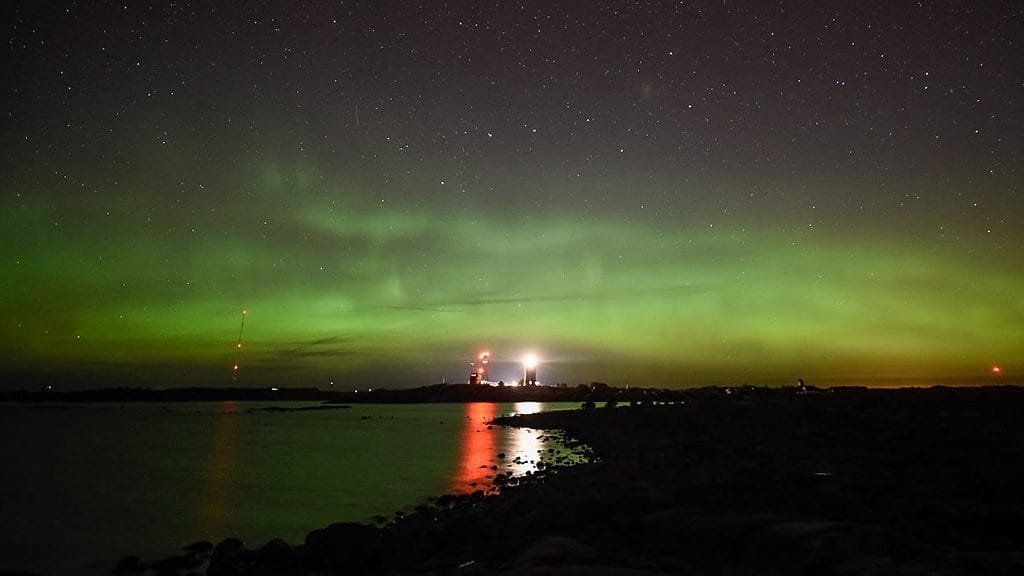 Pekka Vainio ikuisti revontulet kuviin Utön saarella.