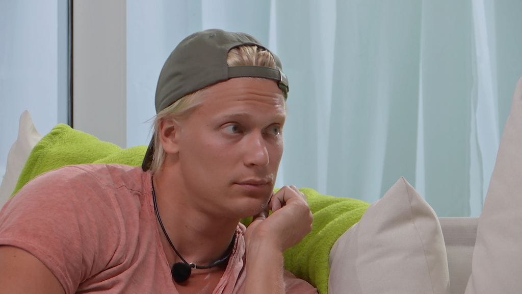 Oliver joutuu keskelle kolmiodraamaa.