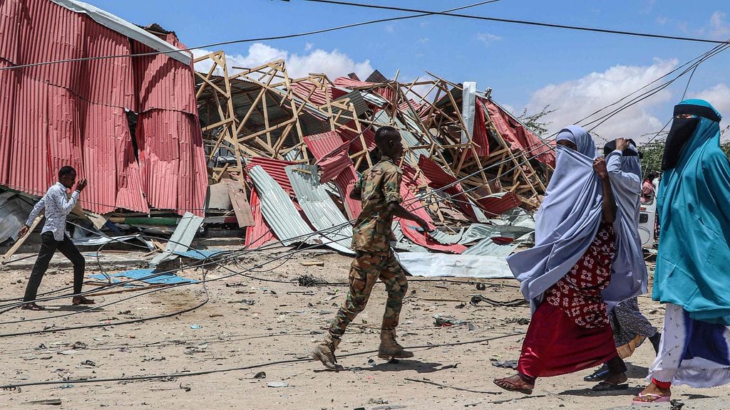 Ihmiset kerääntyivät onnettomuuspaikalle sen jälkeen, kun Yhdysvaltojen ja EU:n joukkoihin kohdistettu autopommi räjähti Somaliassa maanantaina 30. syyskuuta.