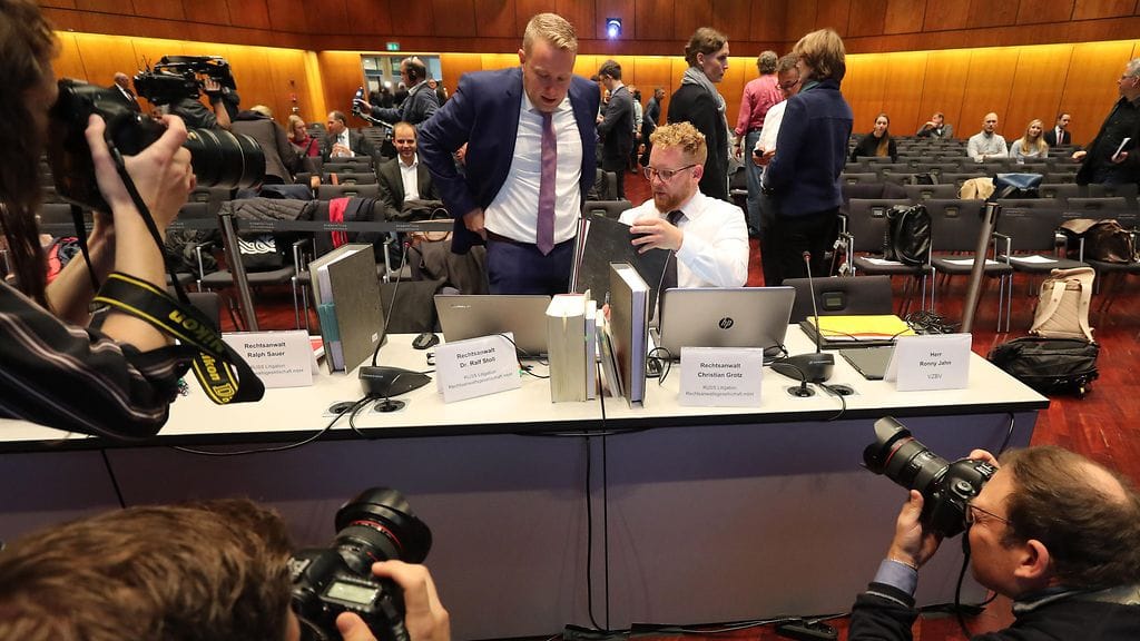 Saksalaisten kuluttajansuojaviranomaisten asianajajat Ralf Stoll (vasemmalla) and Christian Grotz valmistautuivat oikeudenkäynnin alkamiseen Braunschweigin kaupungissa maanantaina.