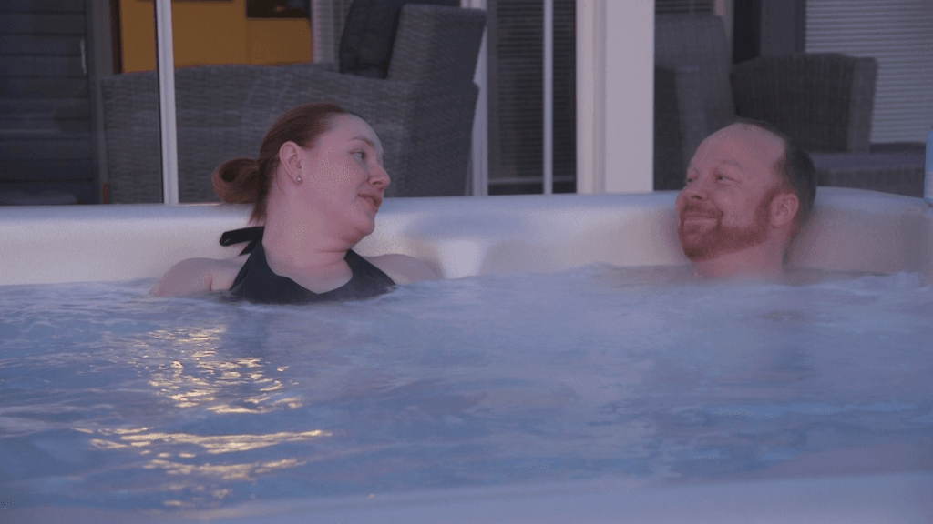 Anniina ja Ville nautiskelevat poreammeessa.