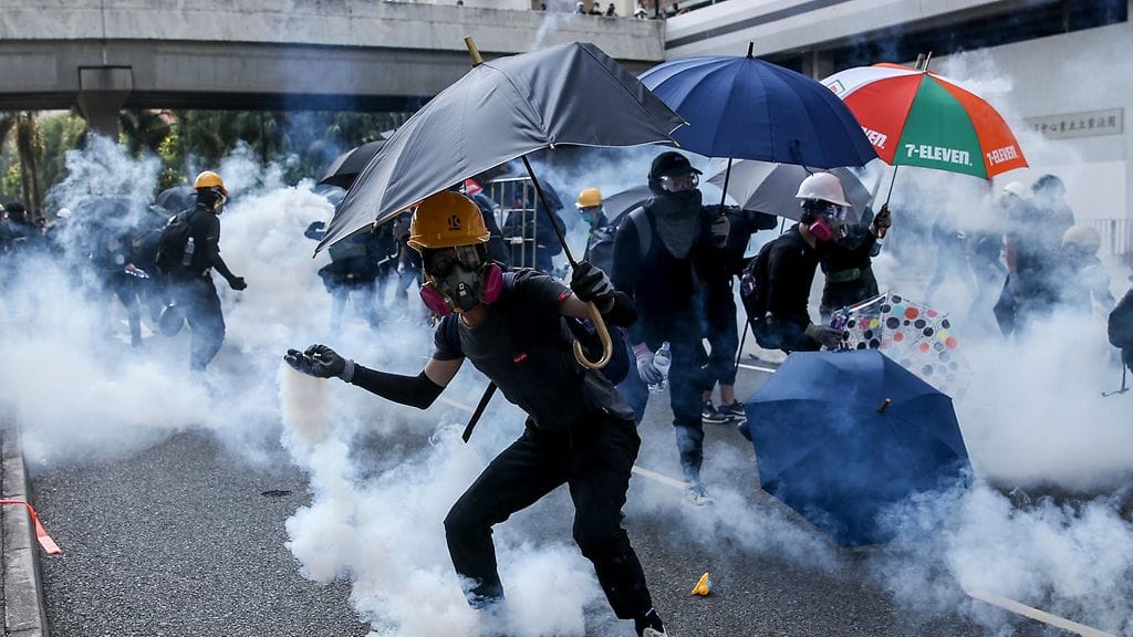 Mielenosoituksille ei ole poliisin lupaa, mutta siitä huolimatta kymmenettuhannet ihmiset ovat kokoontuneet Hongkongin kaduille.