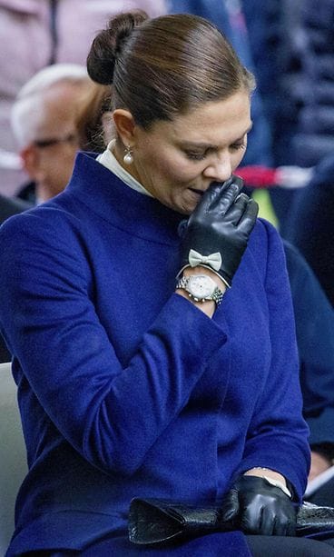 Prinsessa Victoria itkee Estonian muistotilaisuudessa