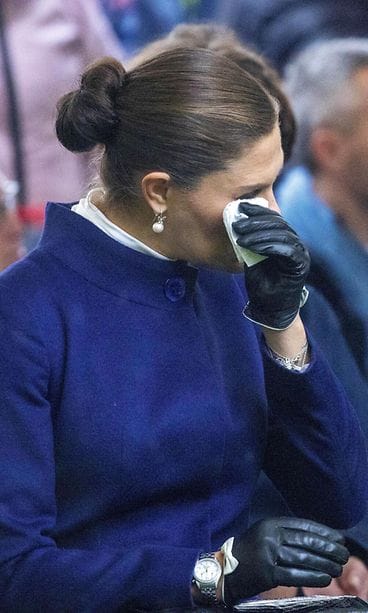 Prinsessa Victoria itkee Estonian muistotilaisuudessa (1)