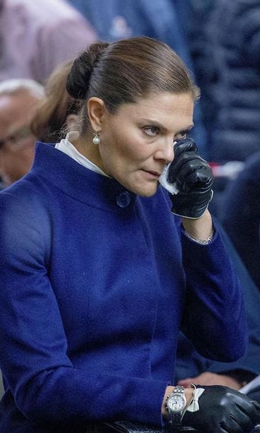 Prinsessa Victoria itkee Estonian muistotilaisuudessa (2)