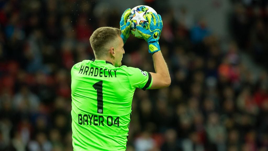 Lukas Hradecky joutui taipumaan Juventusta vastaan.