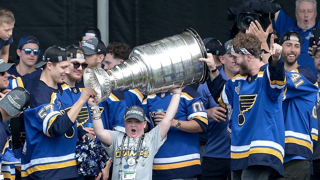 Laila Anderson pääsi nostamaan Stanley Cup -pokaalia St. Louis Bluesin joukkueen kanssa.