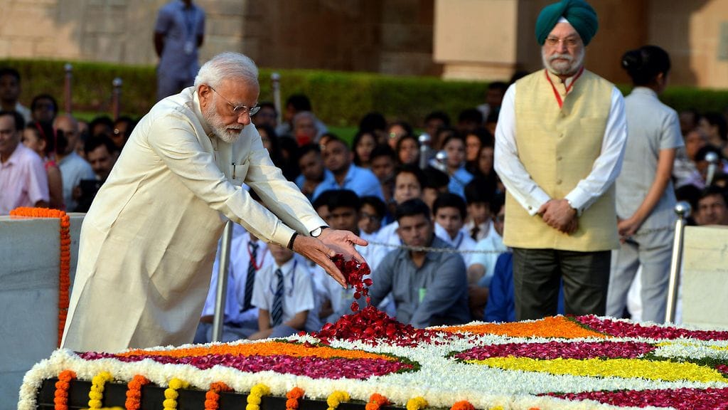 Intian pääministeri Narenda Modi osoitti kunnioitustaan 150 vuotta sitten syntyneelle entiselle johtajalle Mahatma Gandhille tänään järjestetyssä muistotilaisuudessa.