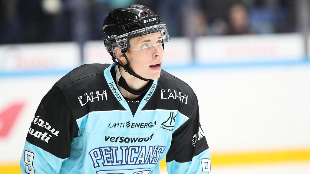 Pelicansin Waltteri Merelä kämmäsi Ilvestä vastaan.