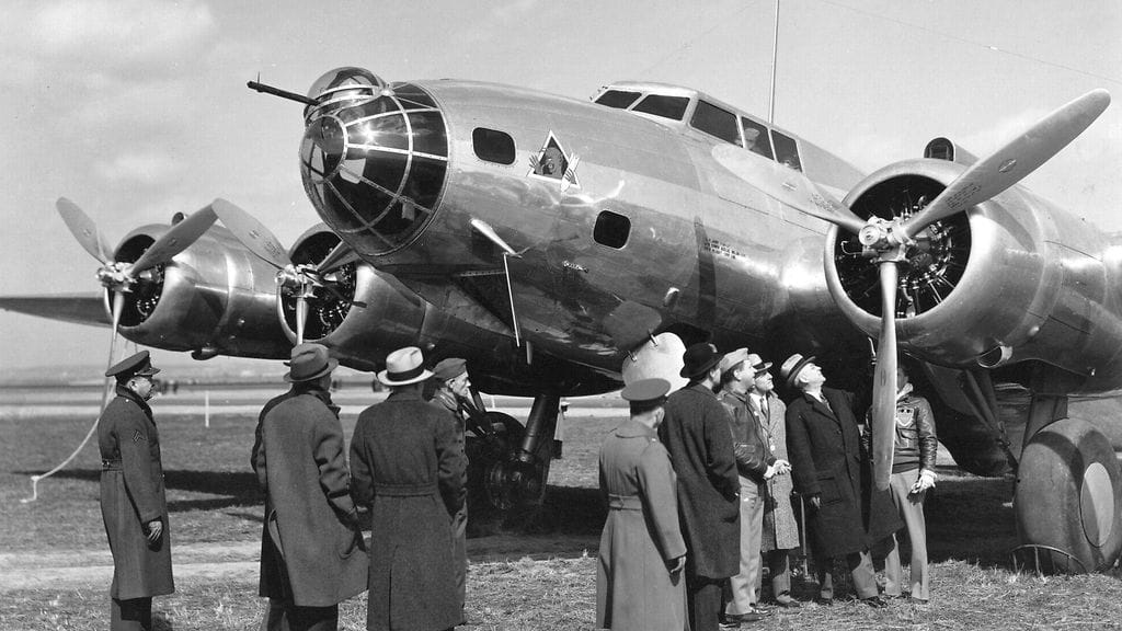Toisen maailmansodan aikainen Boeing B-17 -pommikone törmäsi lentokenttärakennuksiin Yhdysvalloissa. Kuvituskuva.