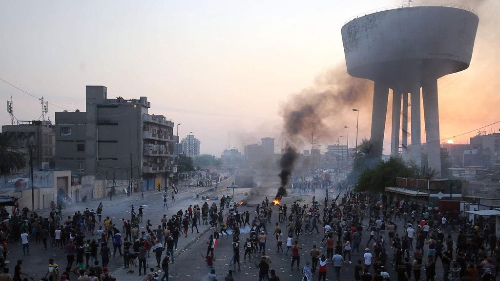 Mielenosoittajia kerääntyi Tayaranin aukiolle Bagdadissa 2. lokakuuta.