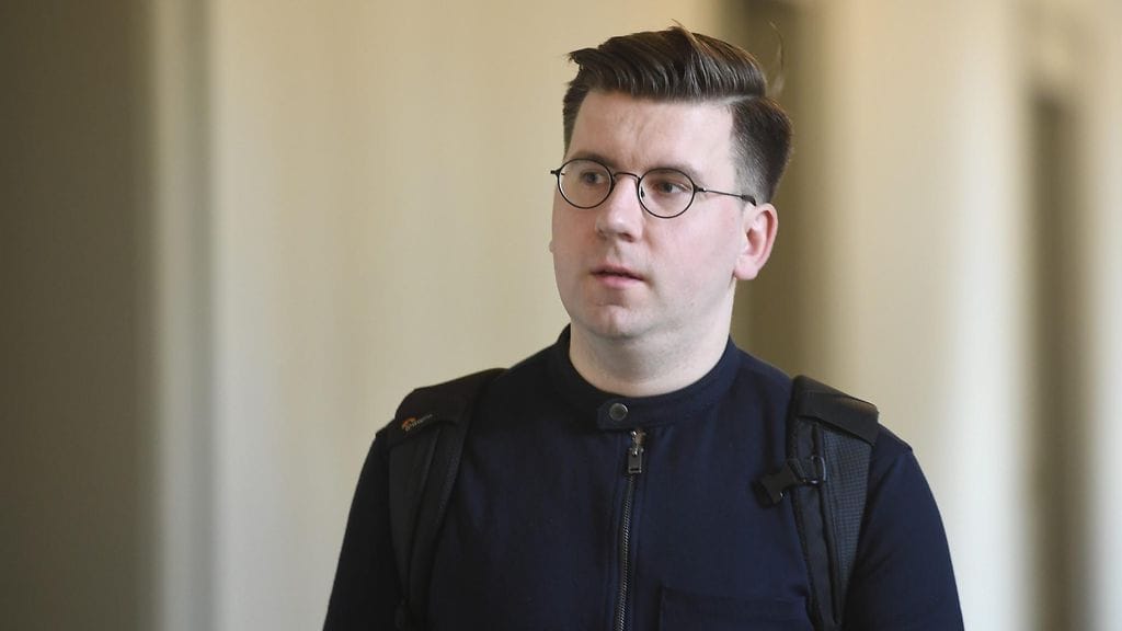 Sebastian Tynkkynen sai aplodit saapuessaan Oulun käräjäoikeuden eteen.