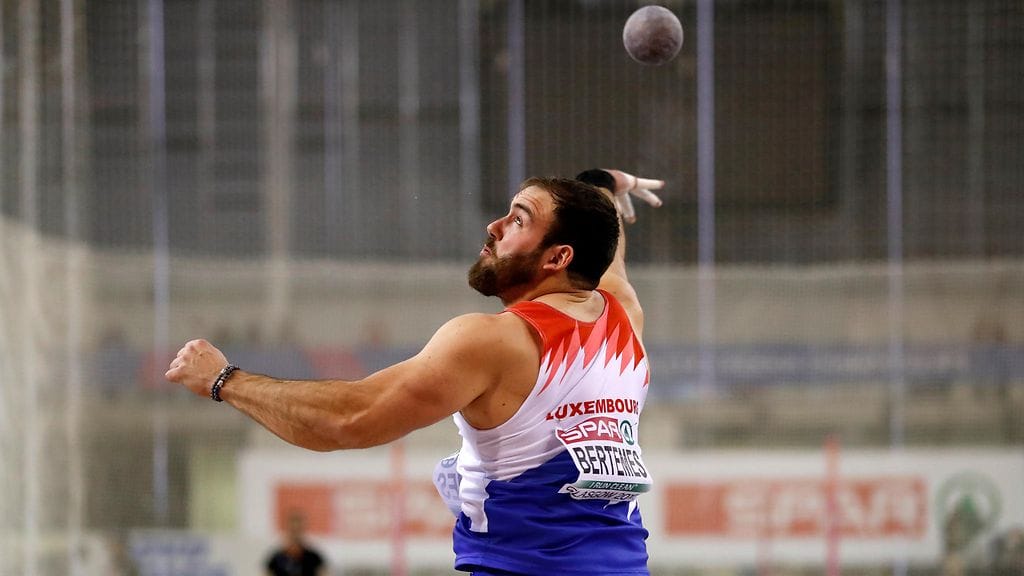 Bob Bertemes rämpi kuulantyönnön karsinnassa.