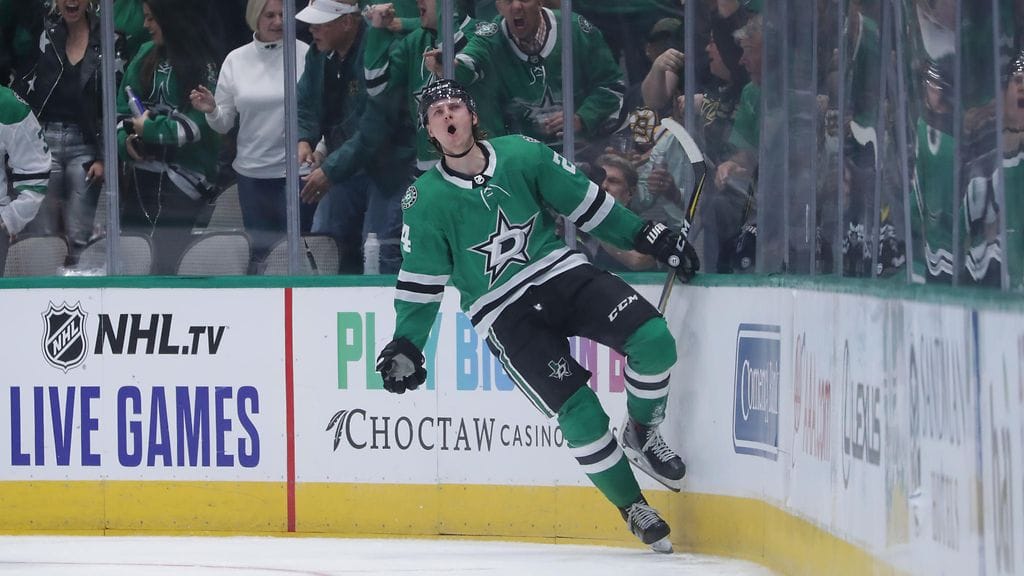 Roope Hintz tuuletti antaumuksella NHL-kauden ensimmäistä maaliaan.