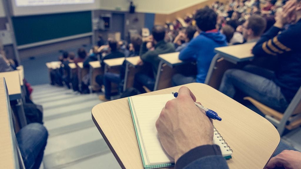 Opiskelijat kertoivat, että professori oli töykeä ja alentuva kahta luennolle osallistunutta naista kohtaan.