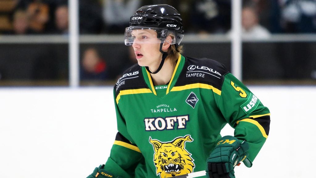 Oskari Laaksonen jäi toisessa erässä HPK:n Tommi Tikan painavan taklauksen uhriksi kohteeksi.