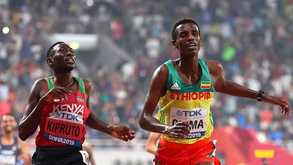 Conseslus Kipruto ja Lamecha Girma kävivät hurjan taistelun maailmanmestaruudesta.