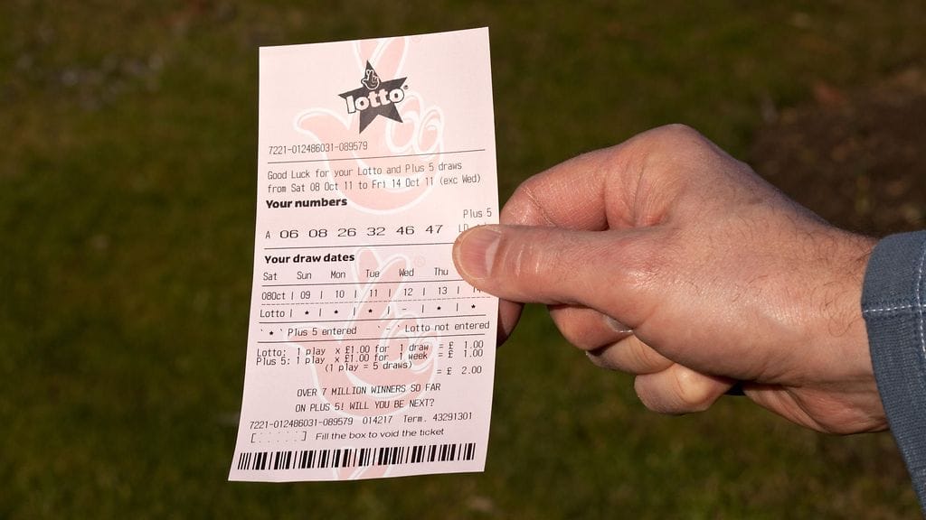 Huijarit väärensivät Britannian kansallisen loton kupongin tiedot ja saivat lunastettua voiton, vaikka viivakoodi puuttui. Kuvan kuponki ei liity tapaukseen.