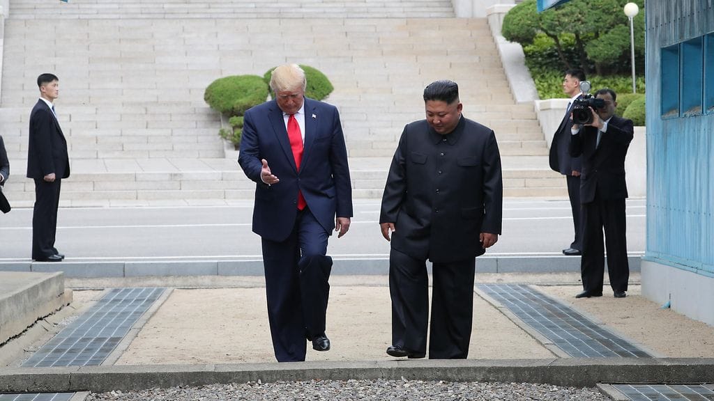 Trump ja Kim Jong-un astuivat yhdessä yli Etelä- ja Pohjois-Korean rajalinjan valtiovierailulla viime kesäkuussa. Trump on ensimmäinen virassa oleva USA:n presidentti, joka on ylittänyt rajan.