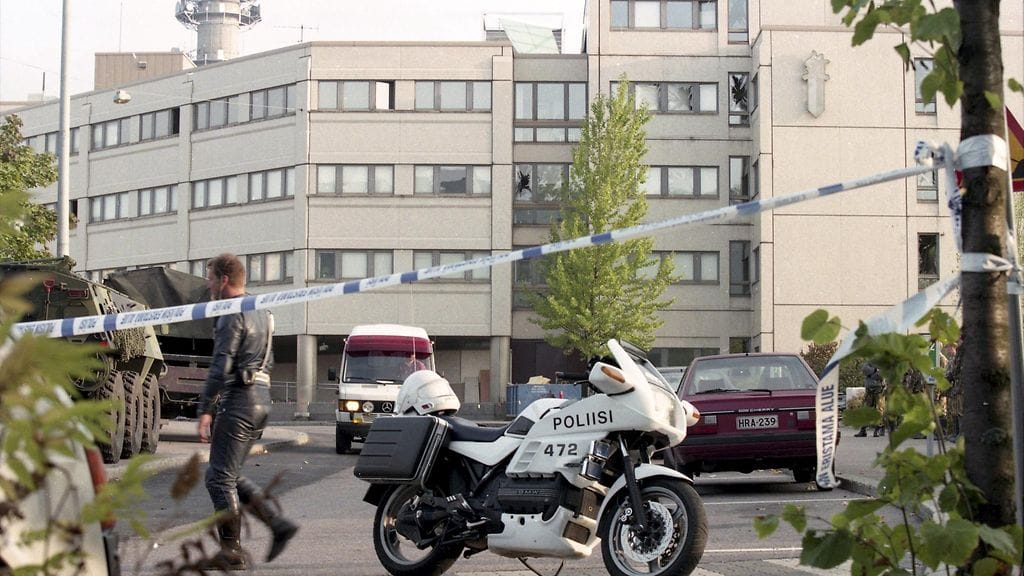 Poliisin eristämä alue Pasilan poliisitalon pommiräjähdyksen jälkeen 25.8.1995.